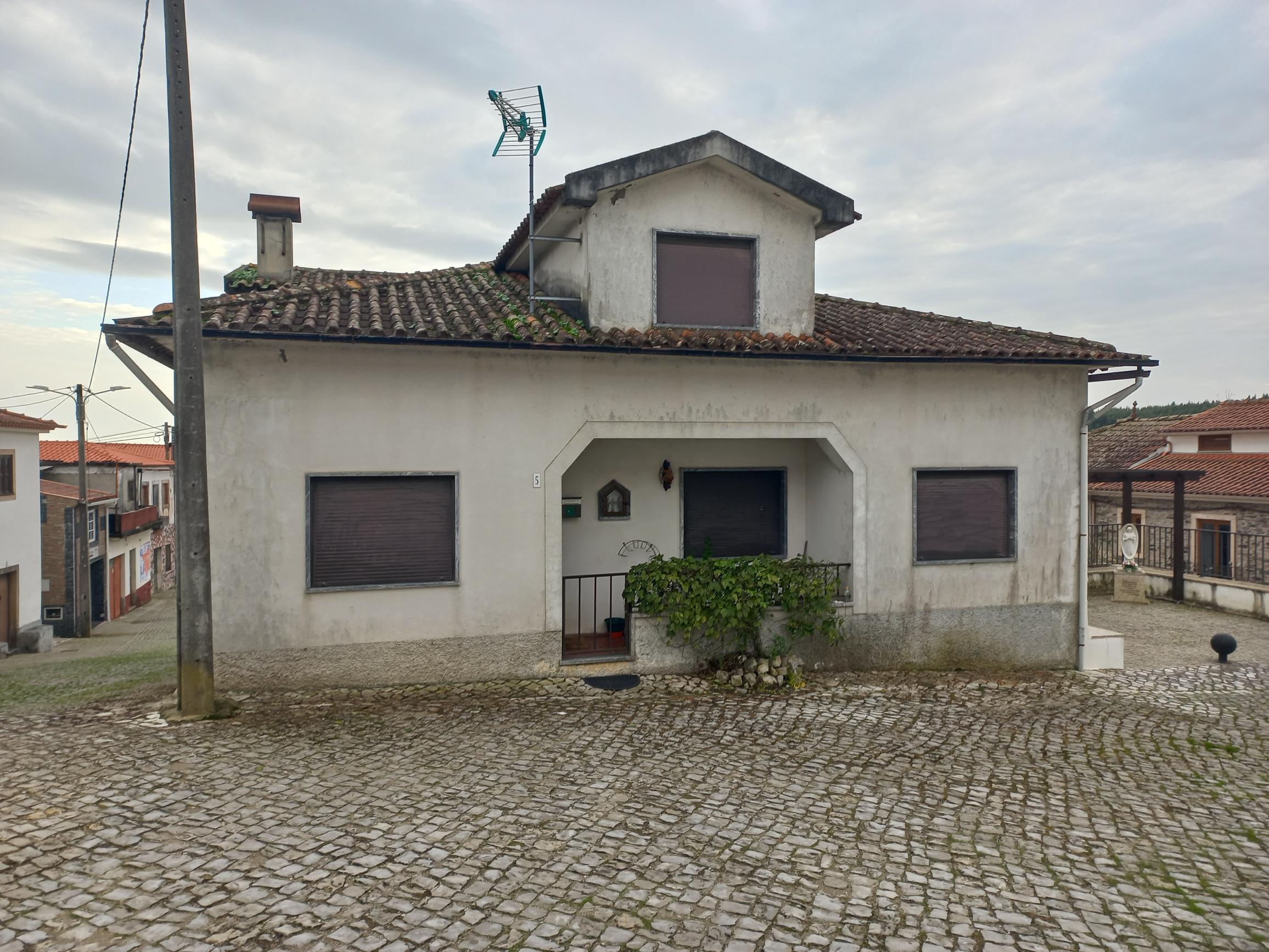 Moradia T4 com espaço comercial - foto 3