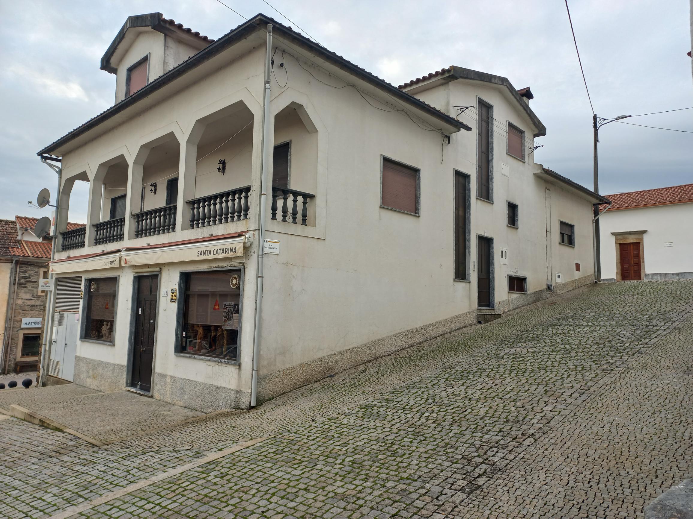 Moradia T4 com espaço comercial